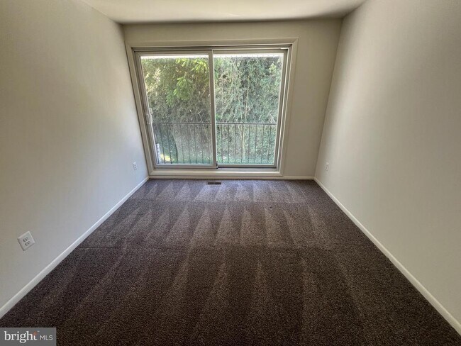 Building Photo - 5566 Burnside Dr