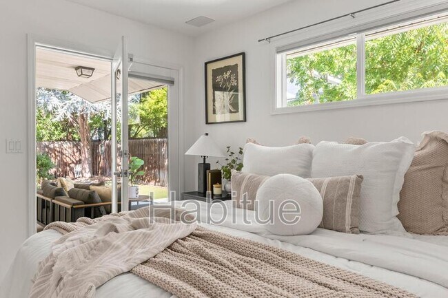 Building Photo - 2160 Dora Ln