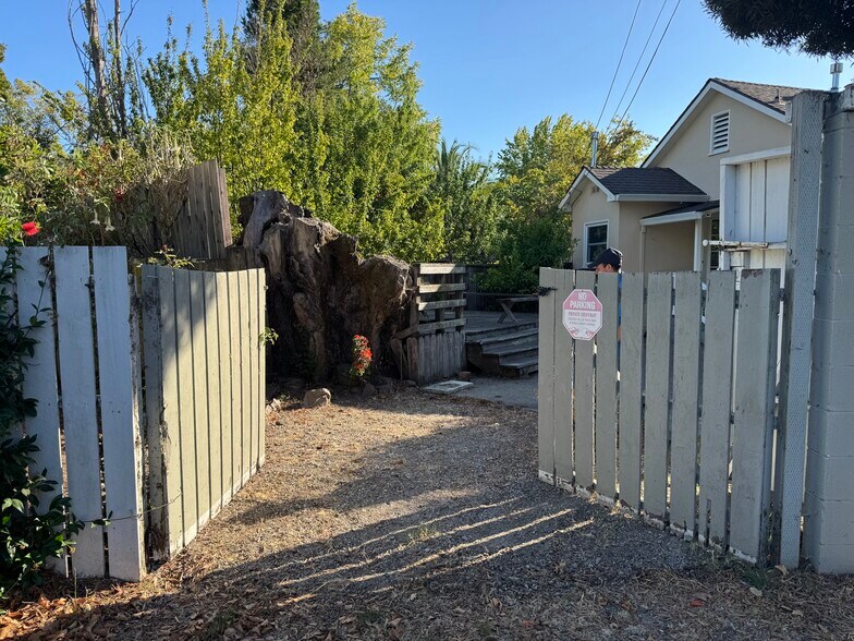 Front Gate and parking - 15 Treanor Street