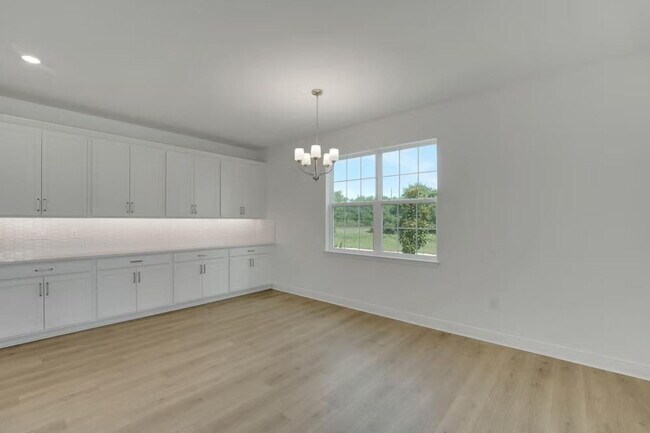 Building Photo - "Spacious 4-Bedroom Gem with 3 Full Baths in Charming Winter Garden!"