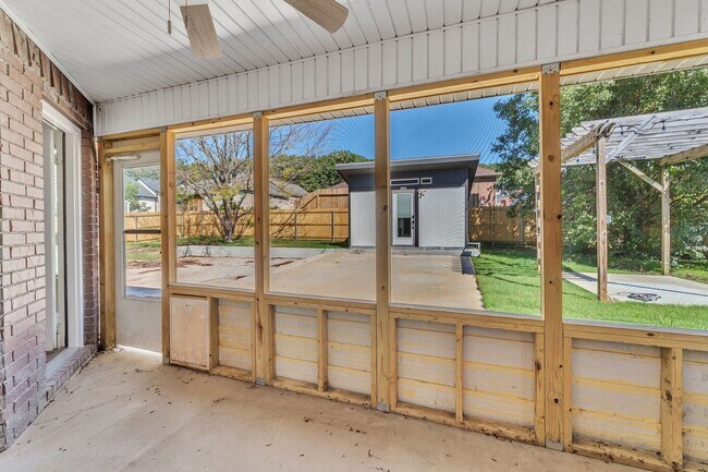 Building Photo - 3/2 Home with EV Charger, Great Outdoor Sp...