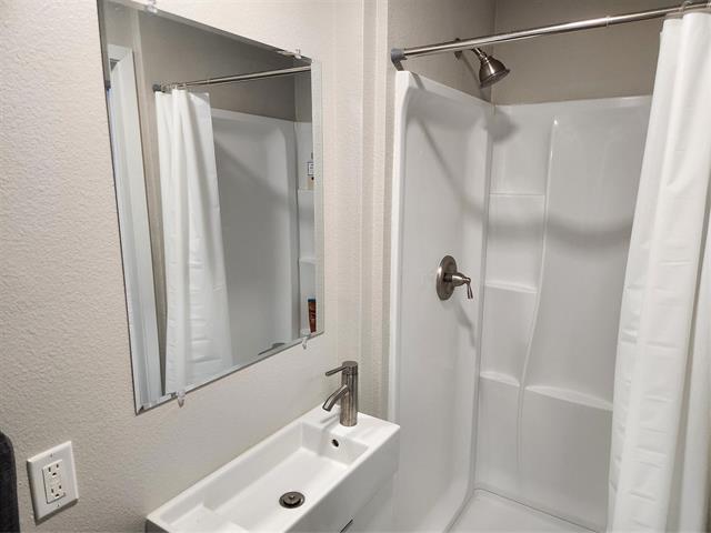 Building Photo - 511 Oakwood Ln