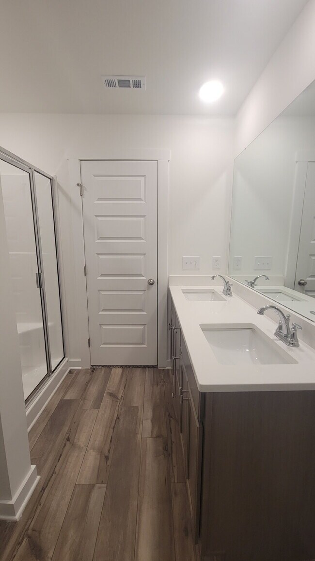 Building Photo - "Charming Newly built 3-Bed Townhouse Retreat with Granite Elegance in Prime Huntsville Location!"