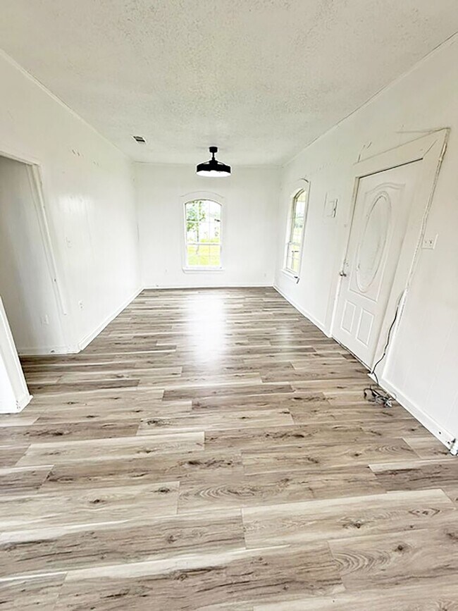Building Photo - Nice 3 Bdrm 1 Bath Home in Gunter Texas