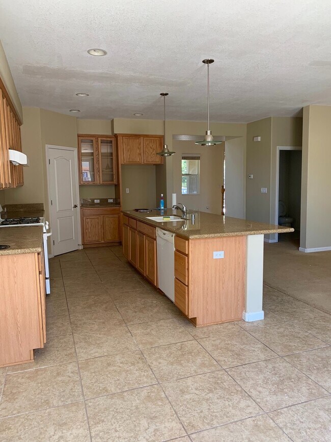 Building Photo - Free Rent for the rest of July Beautiful h...