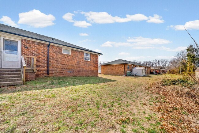 Building Photo - 111 Tandy Dr