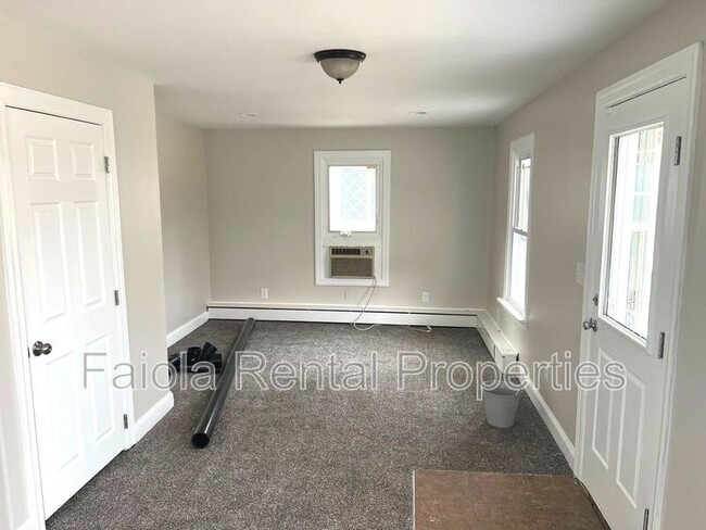 Building Photo - 319 Maurice St