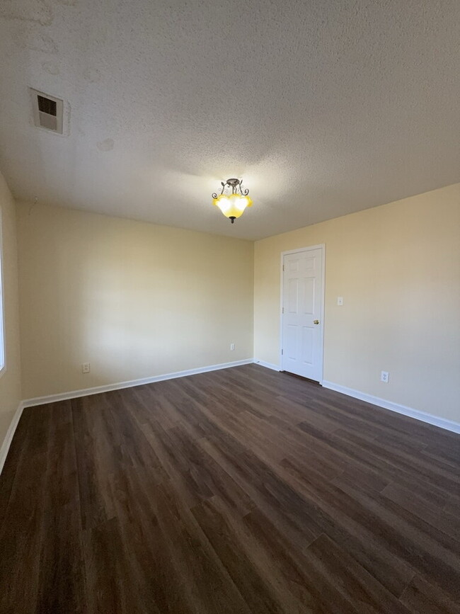 Building Photo - Three Bedroom Two and Half Full Bathroom R...