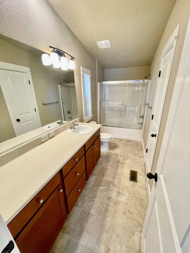 Building Photo - Spacious 3 Bedroom/2 Bath Home with genero...