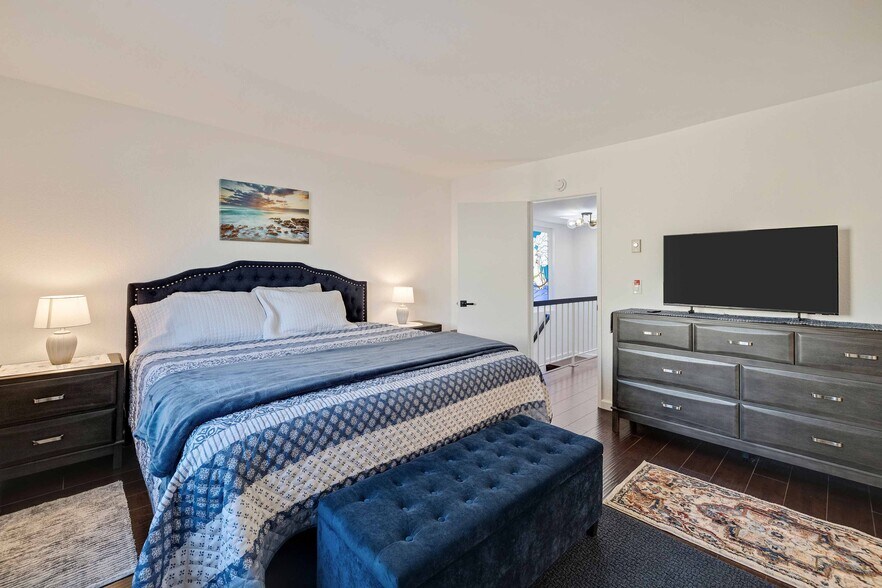 Building Photo - 255 Valley Dr