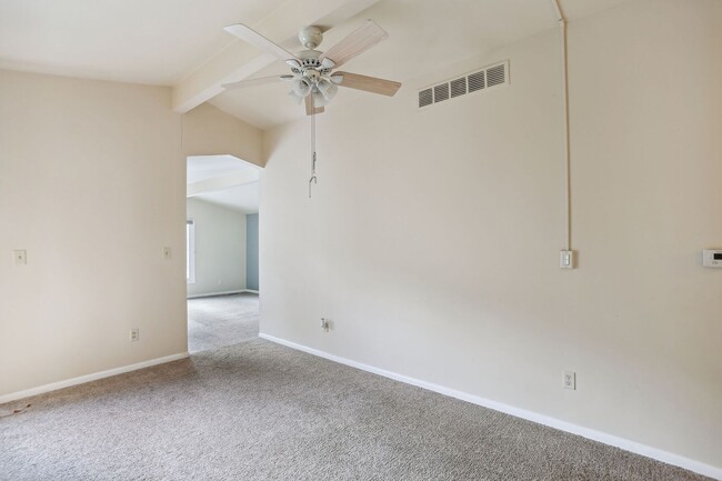 Building Photo - 1115 Broadmoor Dr