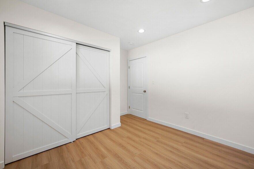 Building Photo - 7649 Thousand Oaks Dr