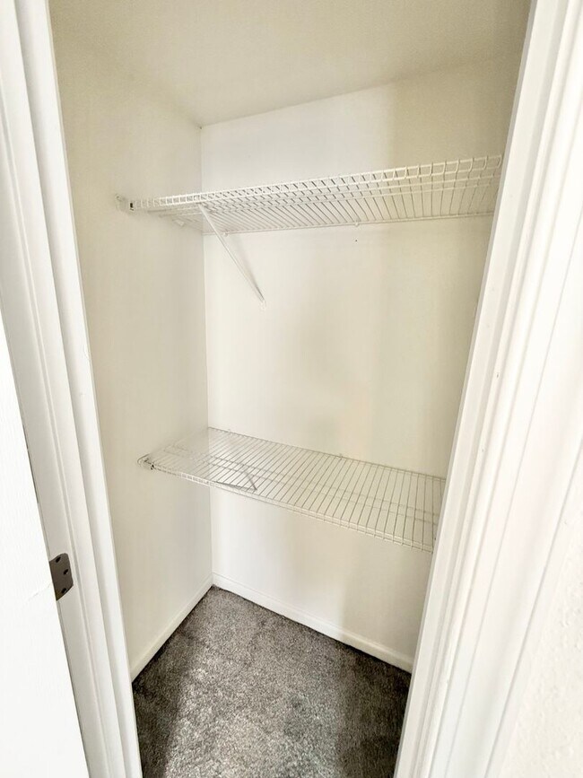 Building Photo - **4bed near MIL base- GRANITE/STAINLESS STEEL Appliances~ Roomates welcome!