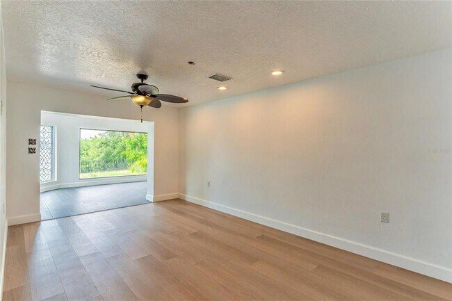 Building Photo - 3225 E Rosery Rd