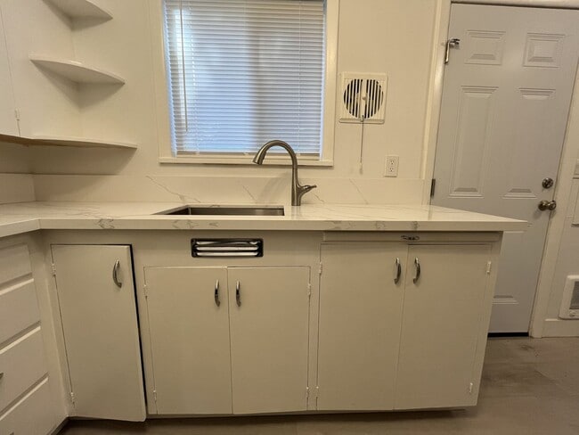 Building Photo - Cozy 1-Bedroom Apartment with Natural Light & Outdoor Living-Single level, feels more like a home...