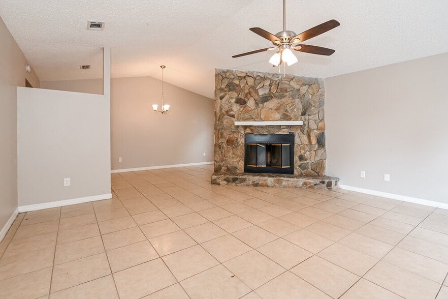 Building Photo - 1834 Manitoba Ct N