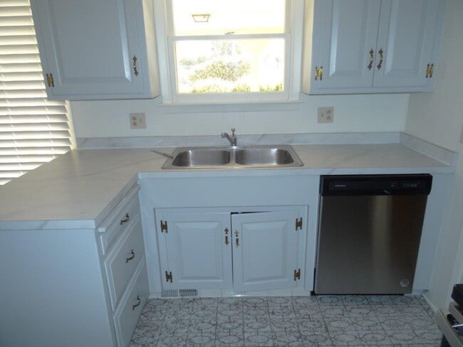 Building Photo - 1122 W Cypress St