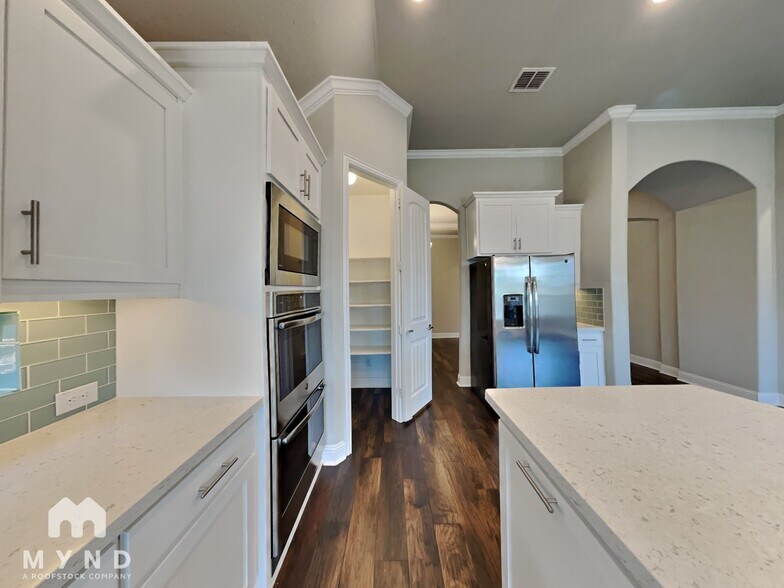 Building Photo - 523 Pineview Dr