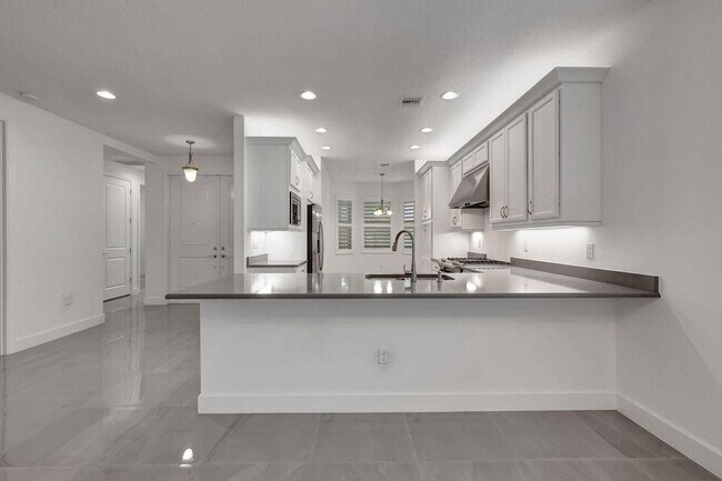 Building Photo - 11750 SW Lagoon Ln