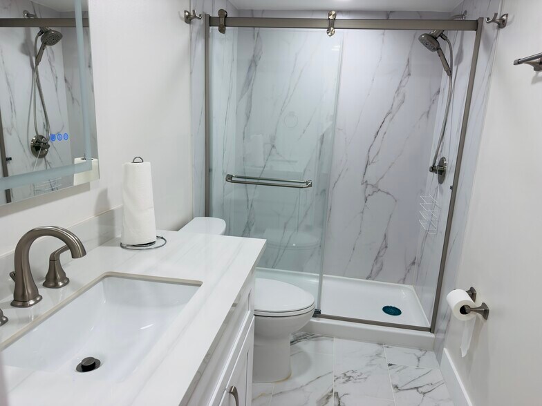 updated bright guest bath - 4900 Brittany Dr S