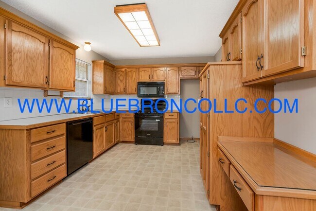 Building Photo - Check out this spacious home with thoughtf...