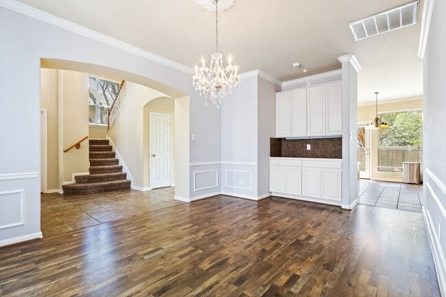 Building Photo - 4 bedroom / 2 bathroom
