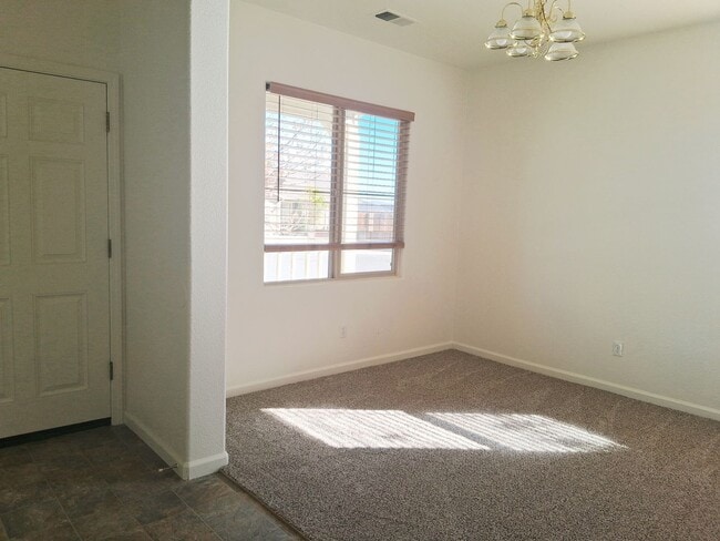 Building Photo - Great 3 Bedroom in Sutro Area