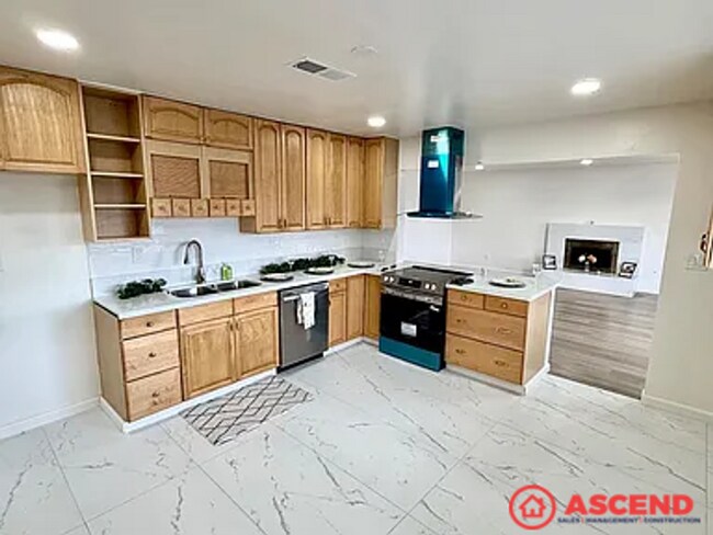 Building Photo - Fantastic 3BD/2BA Home in Bakersfield's 93309 — Garage, Gardener Included!