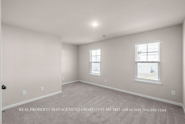 Building Photo - Stunning 4-bedroom, 2.5-bathroom home located in the vibrant city of Charlotte, NC.