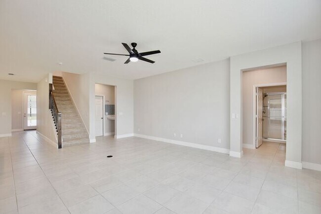 Building Photo - Elegant 5/3 Wilshire Model House with Cove...