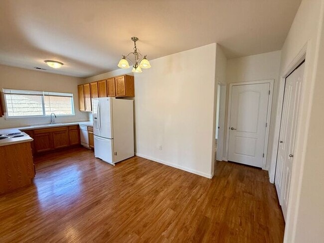 Building Photo - MUST SEE 2 Bed/2 Bath Condo in the Lakeshore at Centerra!