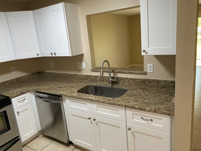 Building Photo - Centrally located 3 Bedroom, 2 Bath Duplex