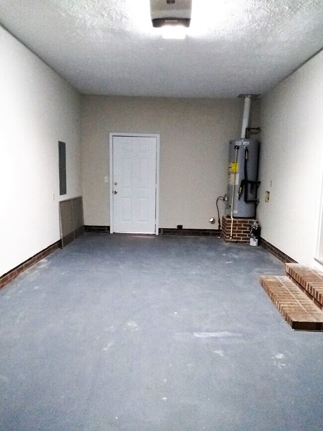 Building Photo - UPDATED & SPACIOUS 3 Bedroom 2 Bathroom home close to SHOPPING & FT BRAGG!!