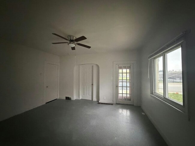 Building Photo - 418 E Ash St