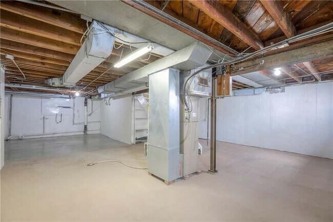Building Photo - 1212 Everett Ave