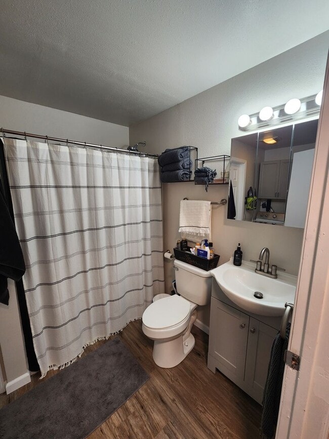 Building Photo - Immaculate 3 bedroom 2 bath split level ho...