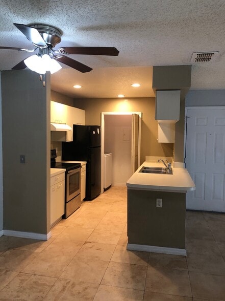 Building Photo - 2550 N Alafaya Trl