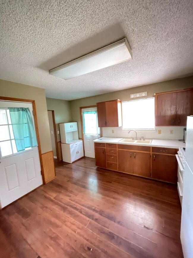 Building Photo - 3 bed 1.5 bath near Baum Stadium