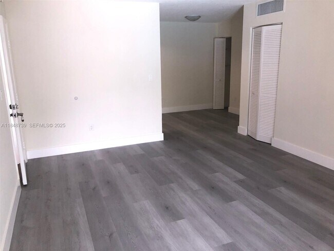 Building Photo - 10748 N Kendall Dr