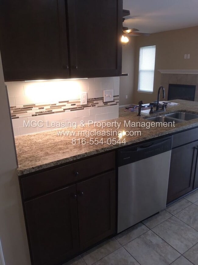 Building Photo - 3 Bedroom Townhome with 2-car Garage - Nor...