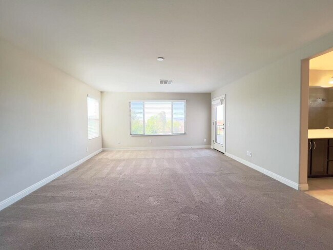 Building Photo - Unbelievable strip and mountain view House