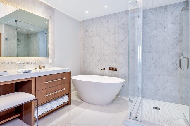 Building Photo - 100 South Pointe Dr