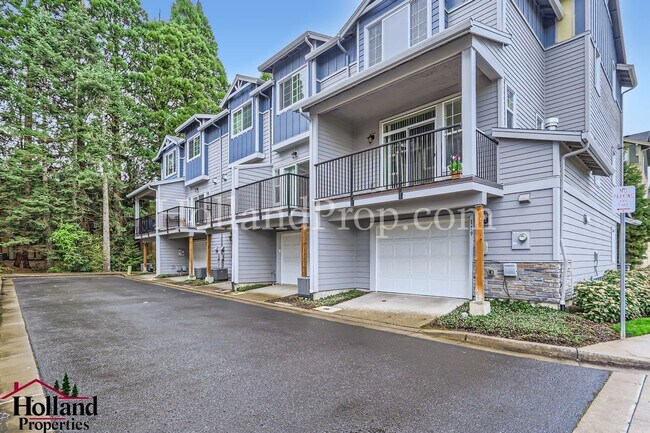 Building Photo - Spacious End-Unit Condo in Prime Beaverton...