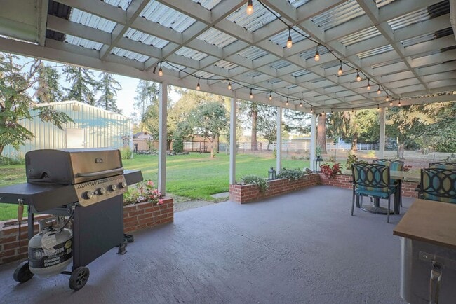 Building Photo - Full Furnished, Cozy Country Cottage Available for short term rental