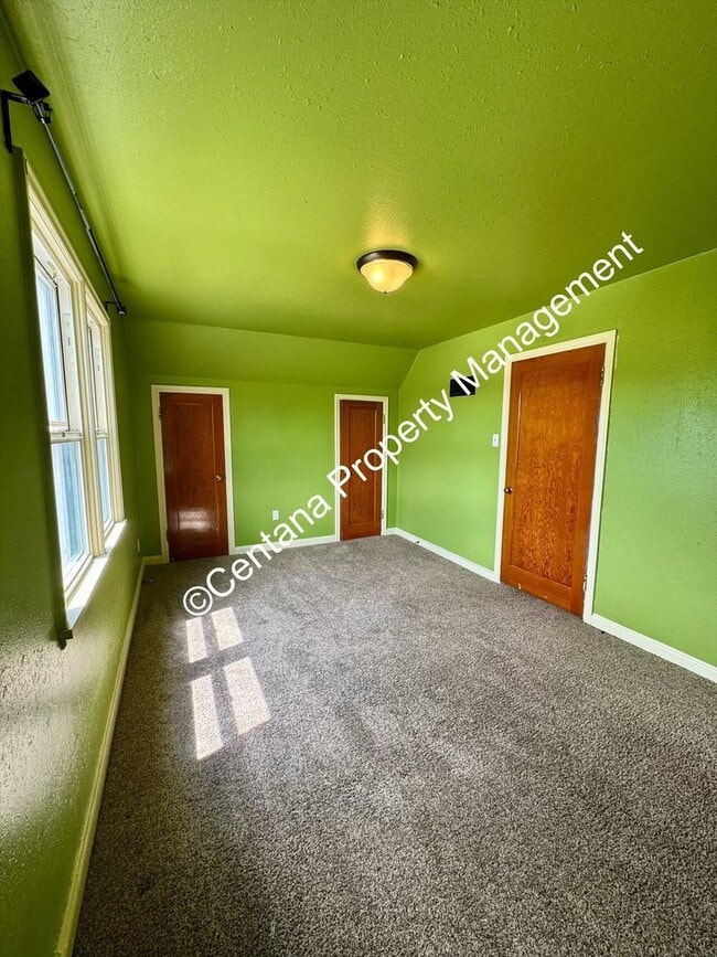 Building Photo - 5 bedroom 3 bath house with fenced yard