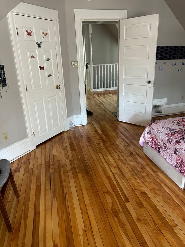 Building Photo - 4 Bdr/2Bath Spacious Home Available