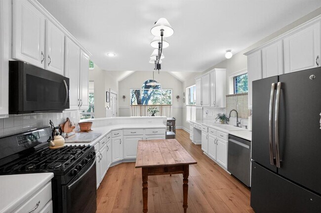 Building Photo - 300 N Carriage Hills Dr