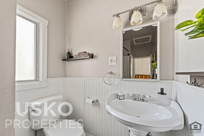 Building Photo - 808 Main St