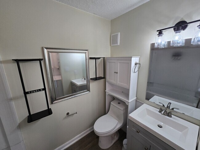 Building Photo - 3071 Huntleigh Dr