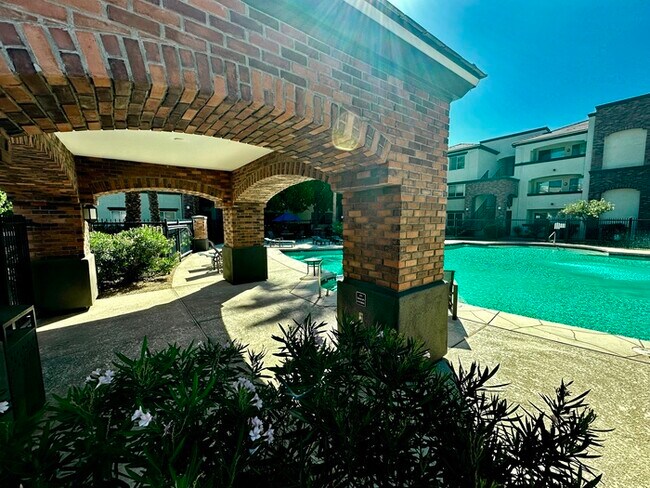 Building Photo - Fantastic Brick Commons condo in ideal loc...